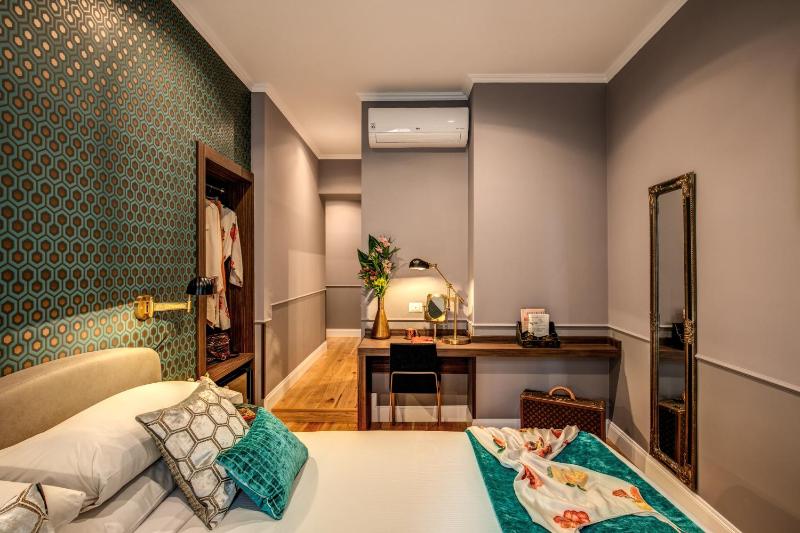 Deluxe Double or Twin Room image 3