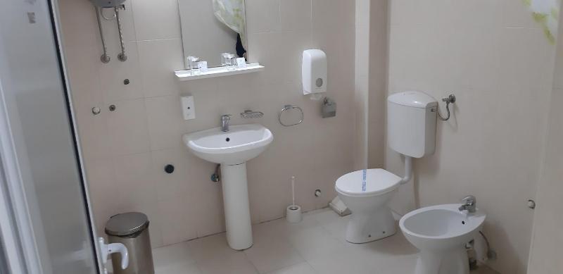 Twin Room with Shower image 2