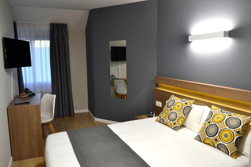 Large Single Room image 1