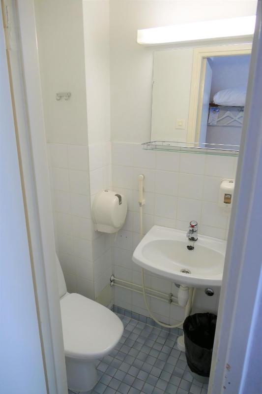 Single Room with Shared Bathroom image 4
