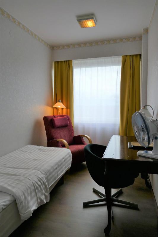Single Room with Shared Bathroom image 3