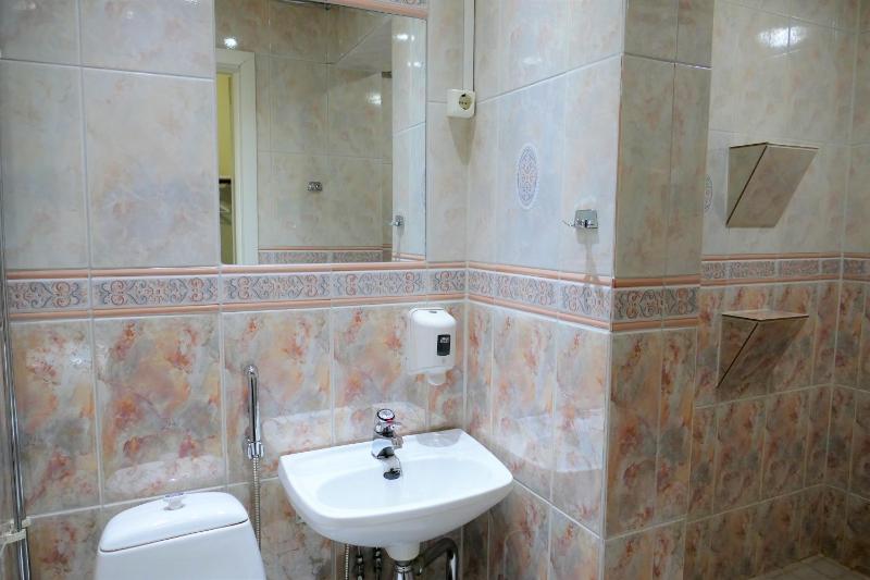 Twin Room with Private Bathroom image 4