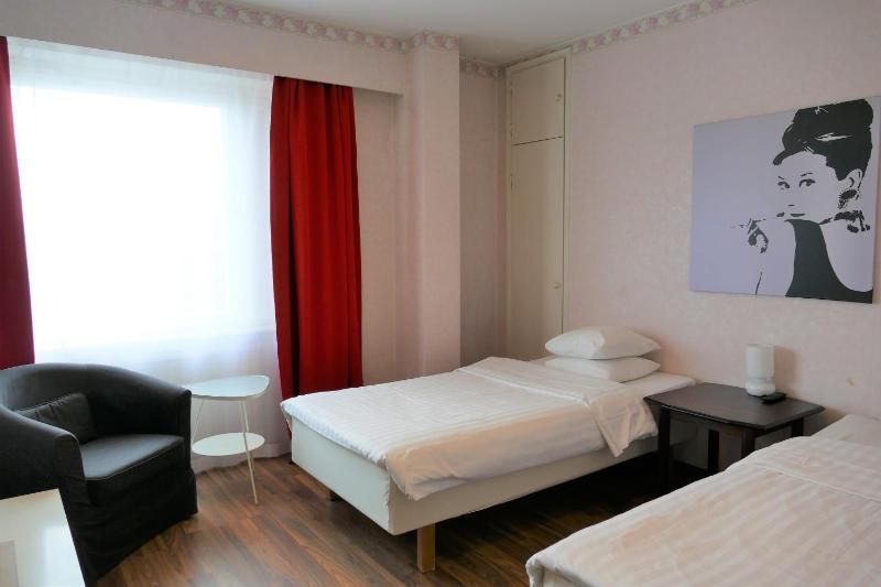 Twin Room with Private Bathroom image 2