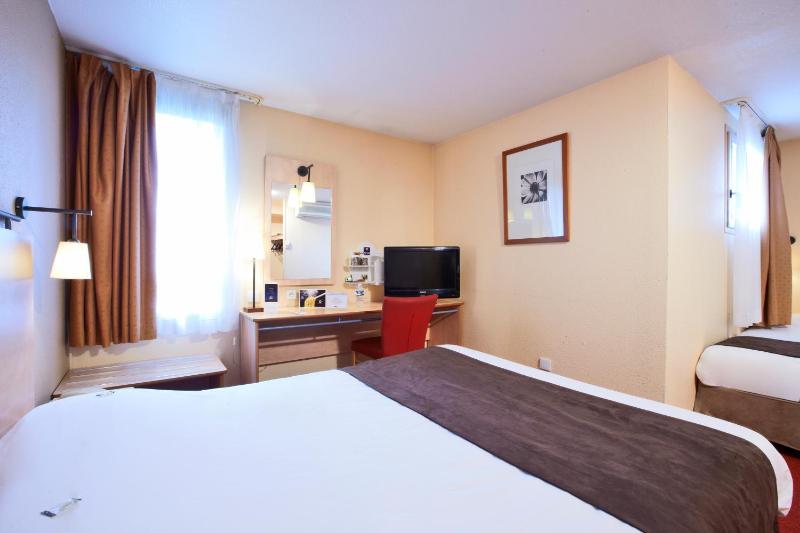 Triple Room (1 Double Bed + 1 Single Bed) image 1