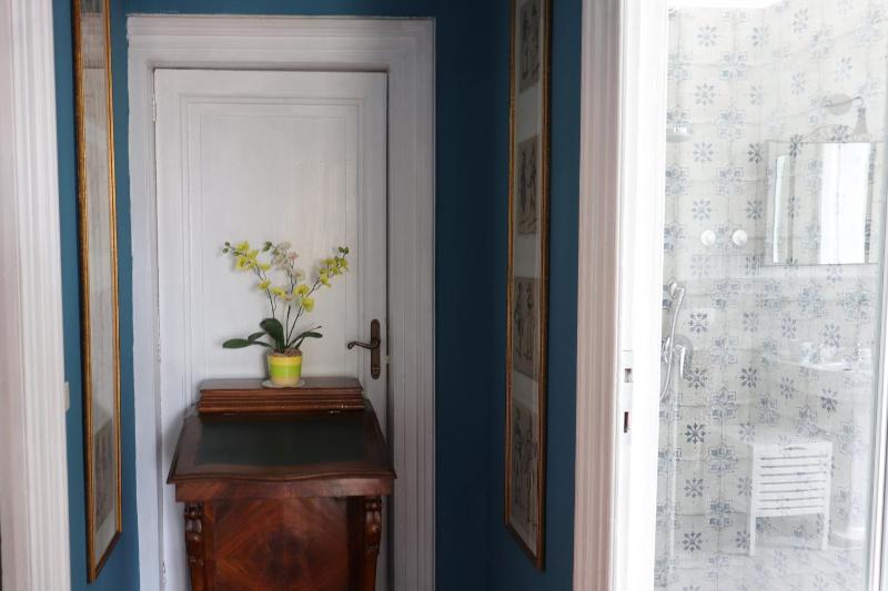 Queen Room with Balcony image 2