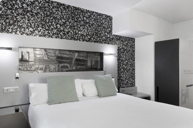 Deluxe Room with Terrace (4 Adults) image 3