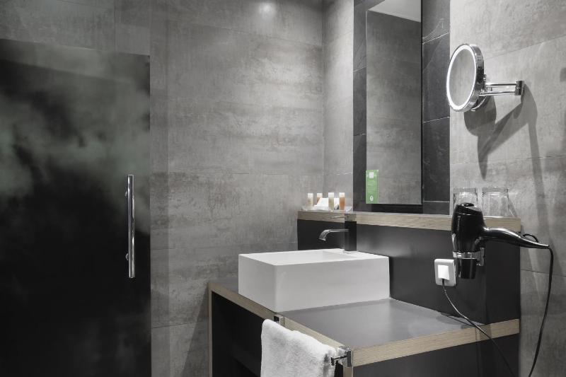 Small Double Room image 4