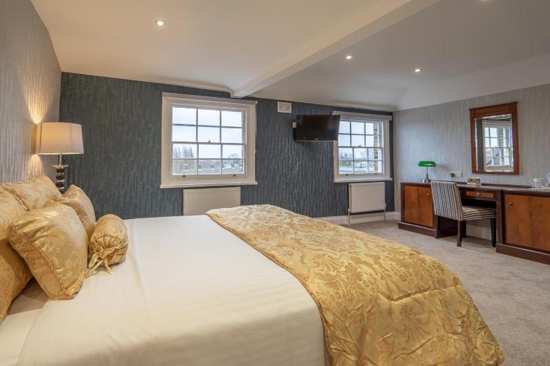 Crown Double Room image 3