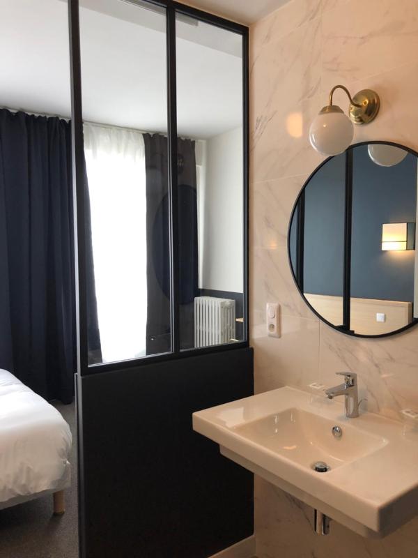 Double Room with Balcony (4th floor) image 3