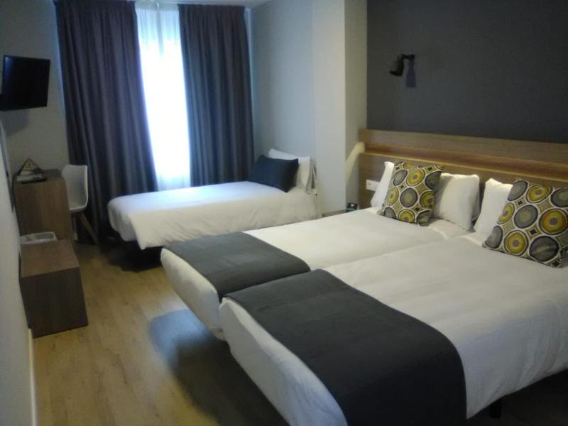 Double Room with Extra Bed image 1