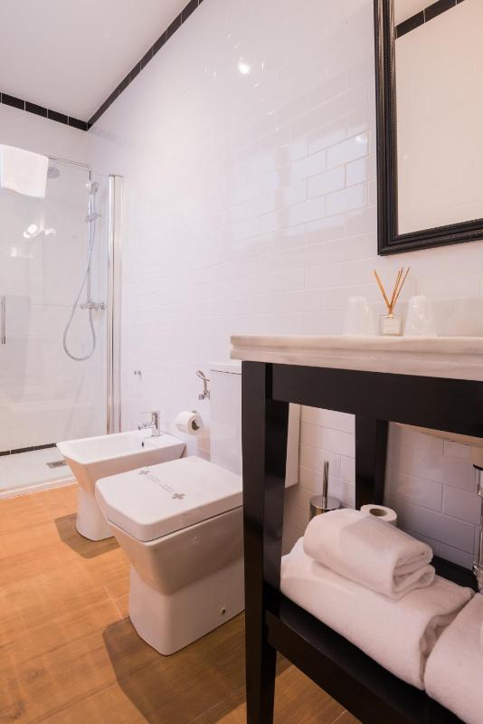 Standard Twin Room image 2