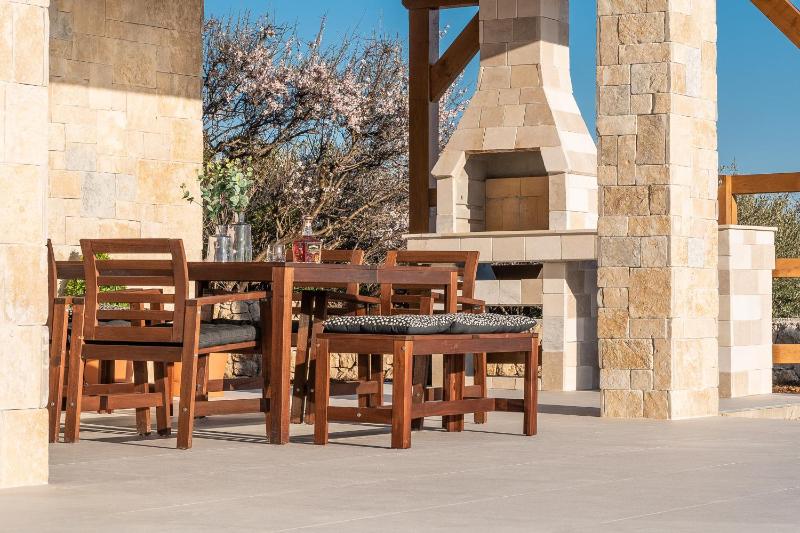 Villa Olea luxury retreat with nature blend - image 2