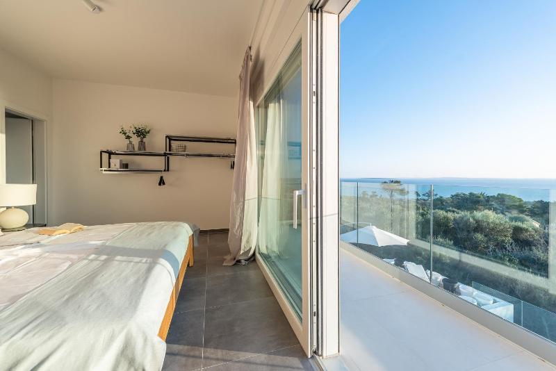 Villa Olea luxury retreat with nature blend - image 12