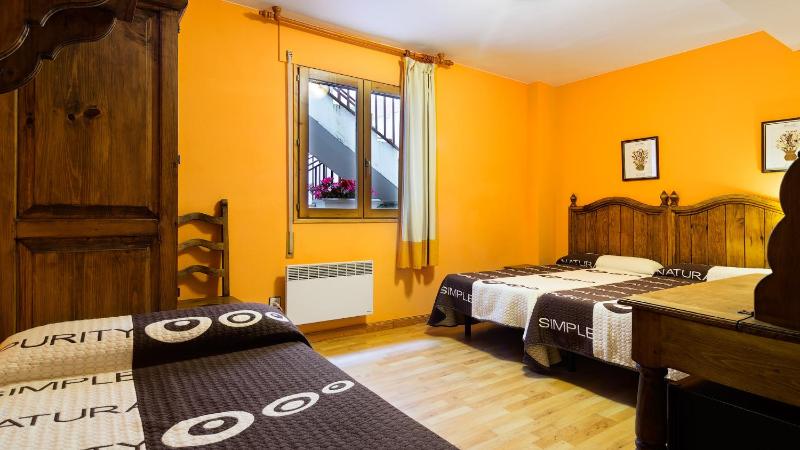 Economy Triple Room image 3