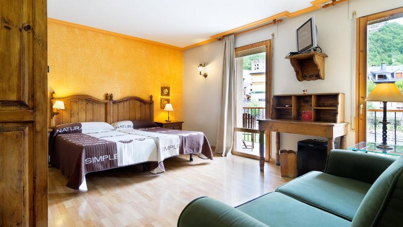 Standard Triple Room image 4