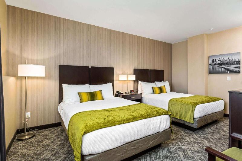 Queen Room with Two Queen Beds - Non-Smoking image 4