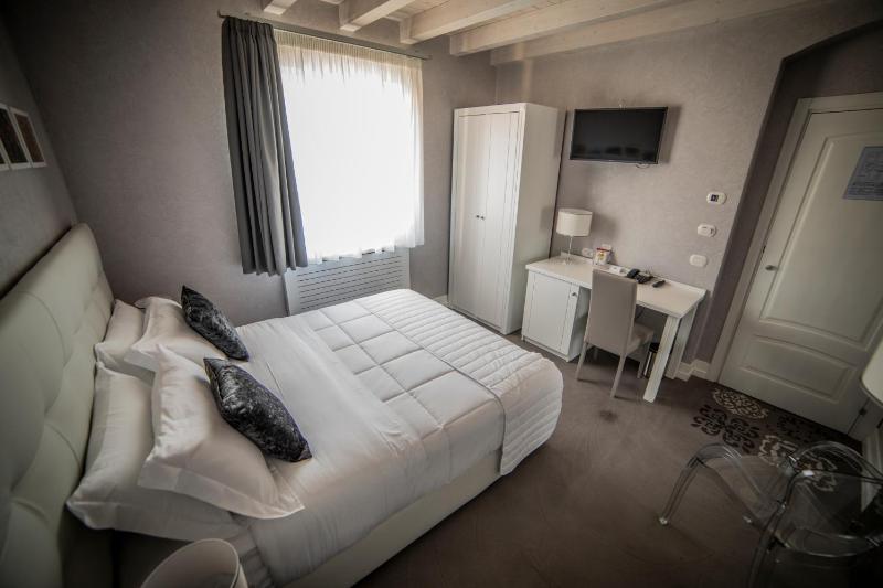 Double Room image 2
