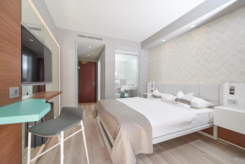 Double Room with Lake View image 3