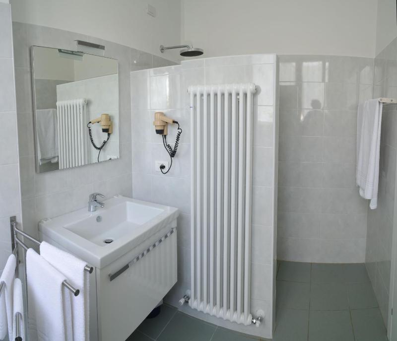 Deluxe Quadruple Room image 1
