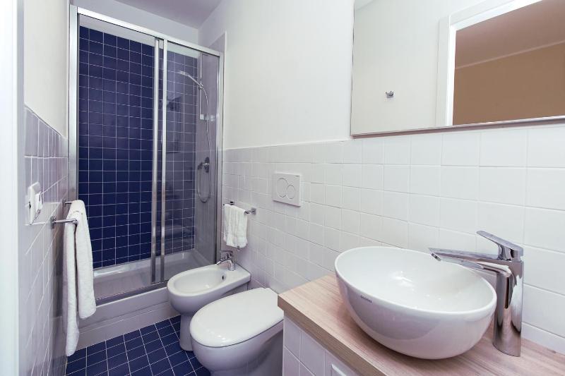 Triple room side view image 2