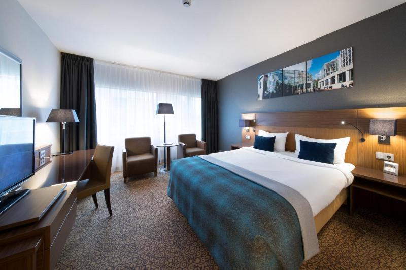 Deluxe Double Room with Balcony image 2