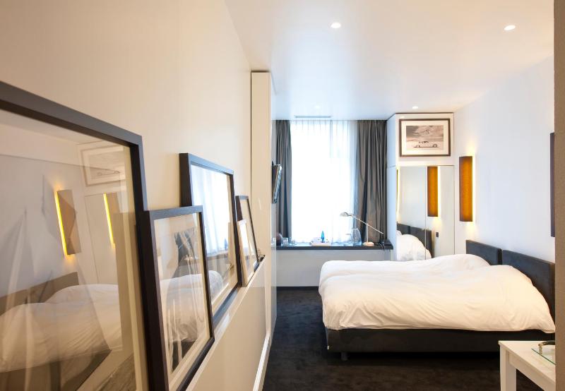 Standard Twin Room image 4