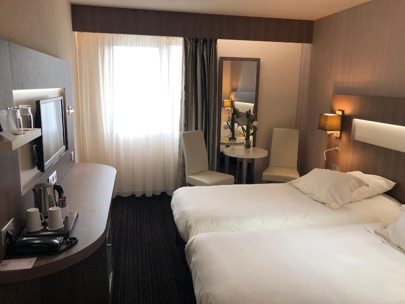 Standard Twin Room with Bathtub image 4