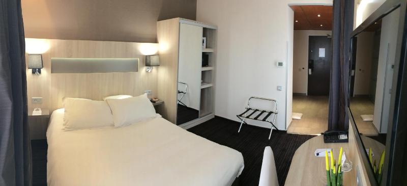 Standard Double Room - Disability Access image 3