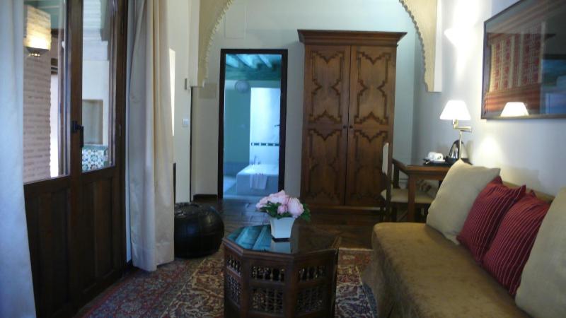 Deluxe Double Room with lateral Alhambra view image 4