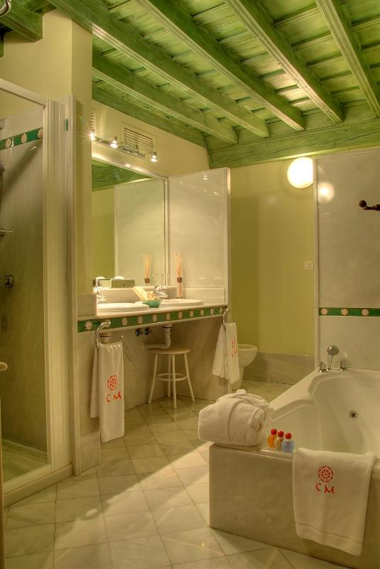 Deluxe Double Room with lateral Alhambra view image 2