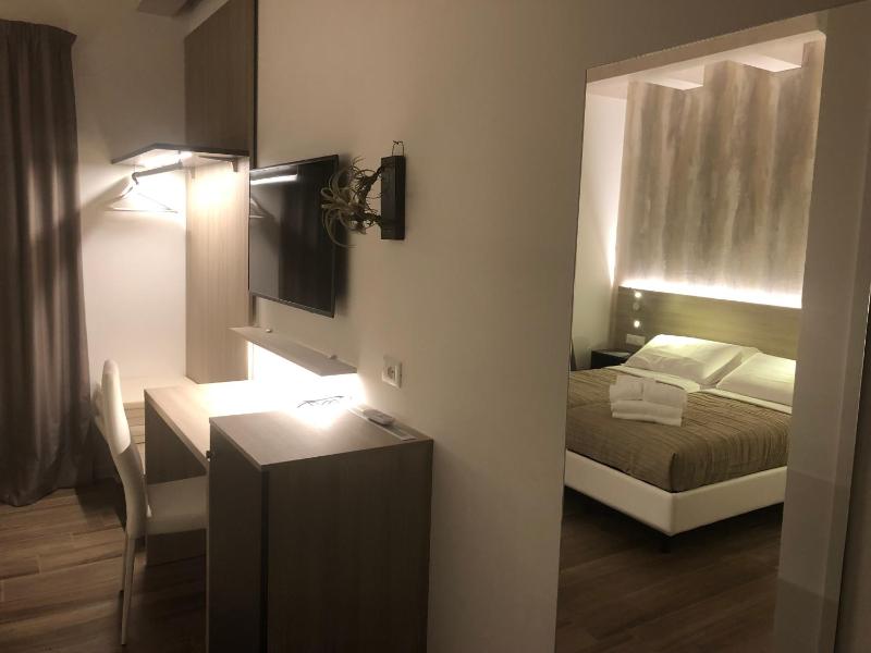 Twin Room with Pool View image 2