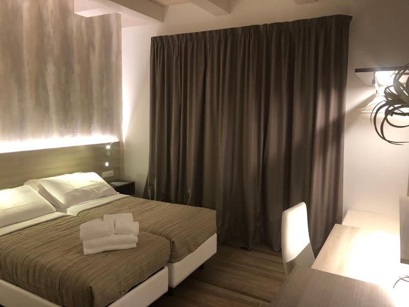 Twin Room with Pool View image 3