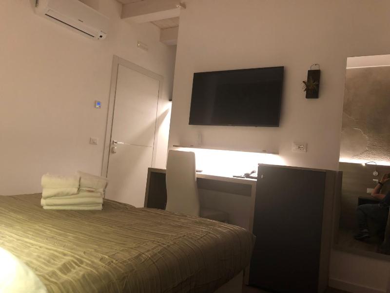 Twin Room with Terrace image 3