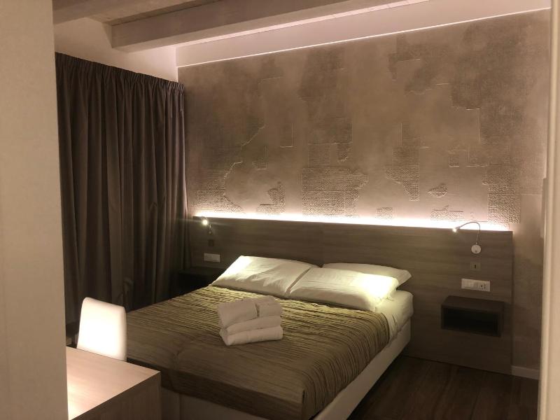 Twin Room with Terrace image 4