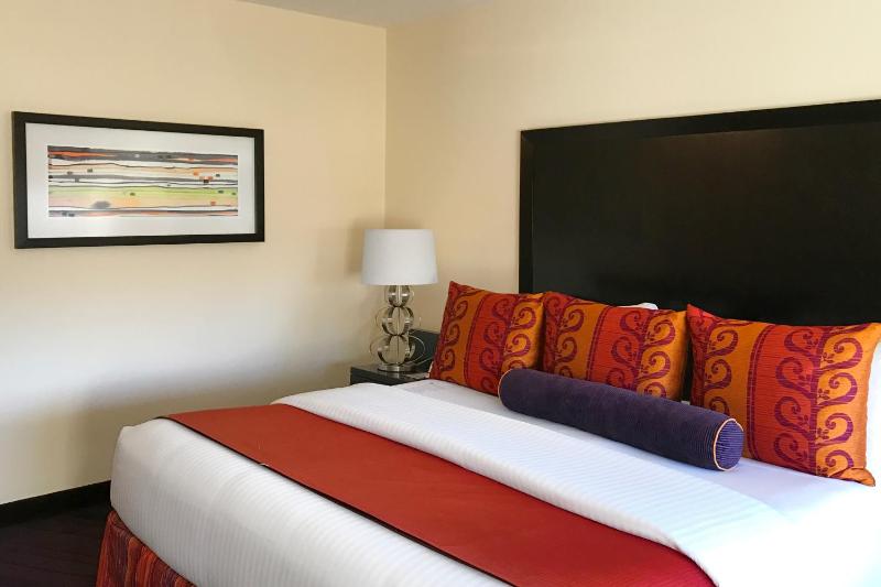 Deluxe King Room image 3