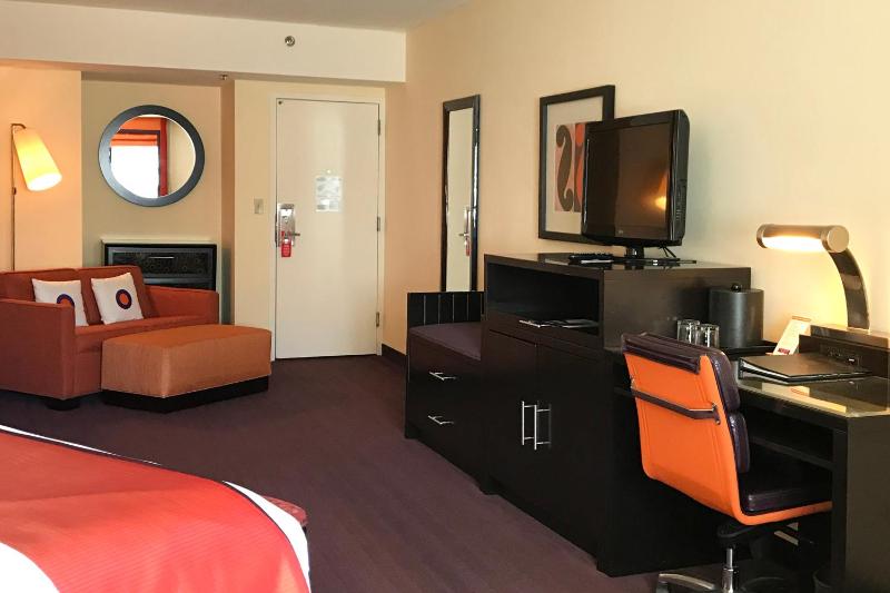 Deluxe King Room with Balcony image 3