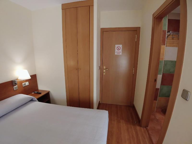 Single Room with Private Bathroom image 2