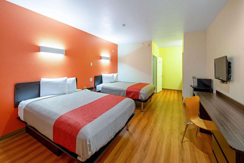 Quadruple Room - Disability Access - Non-Smoking image 4