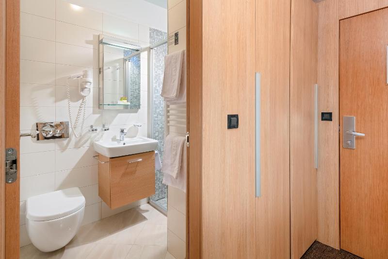 Classic Double or Twin Room image 4