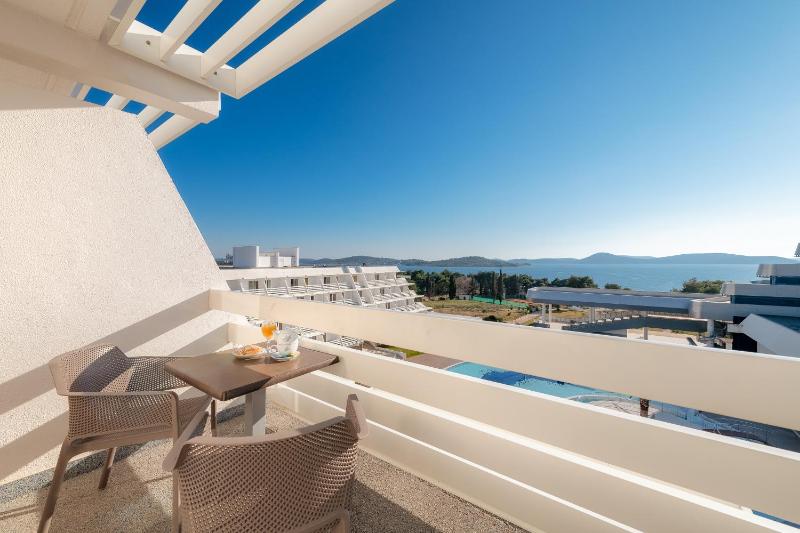Superior Double or Twin Room with Sea View image 3