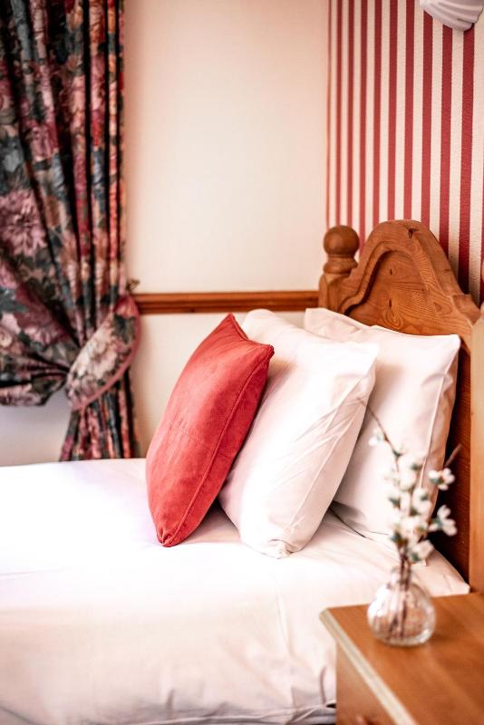 Twin Room image 4