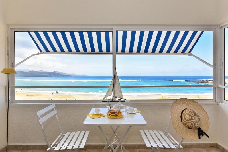 Las Canteras Seafront Apartment by VillaGranCanaria - image 1