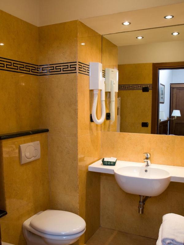 Double Room image 3