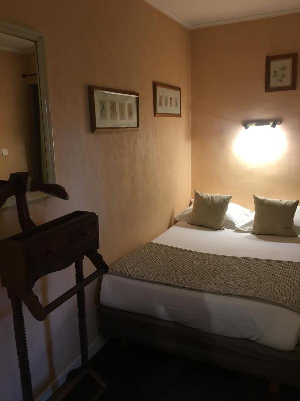 Single Room with Shared Toilet image 2