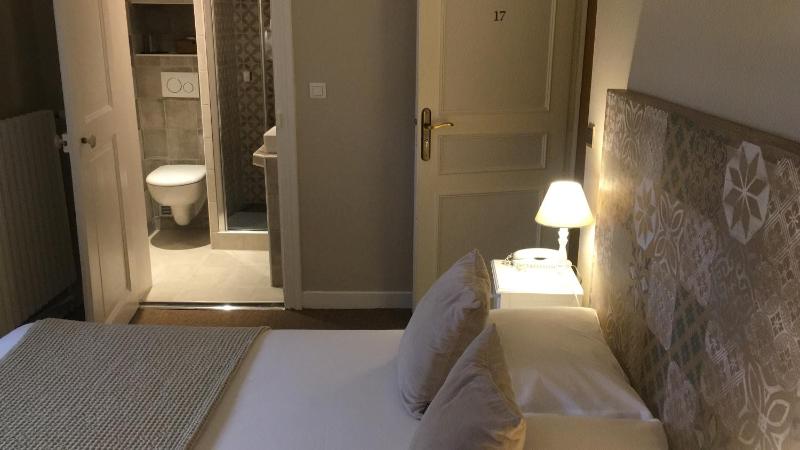 Standard Double Room image 4