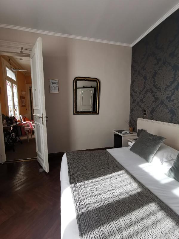 Classic Double Room image 3