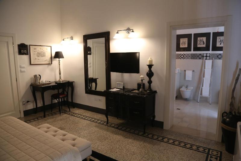 Junior Suite with Balcony image 4