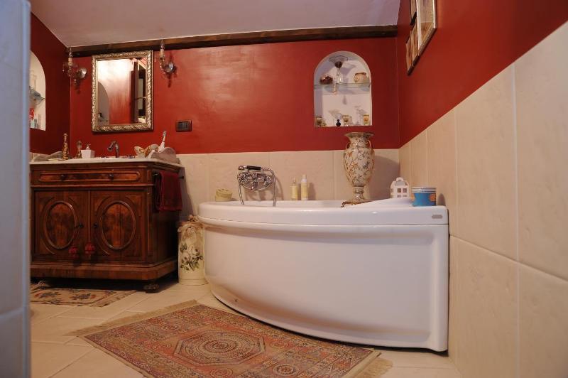 Deluxe Double Room with Extra Bed image 2