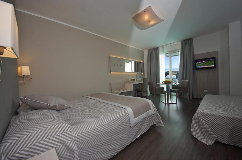 Executive Quadruple Room with Sea View and Beach Package image 1