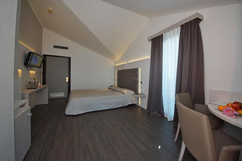 Deluxe Family Room with Sea View and Beach Package image 3